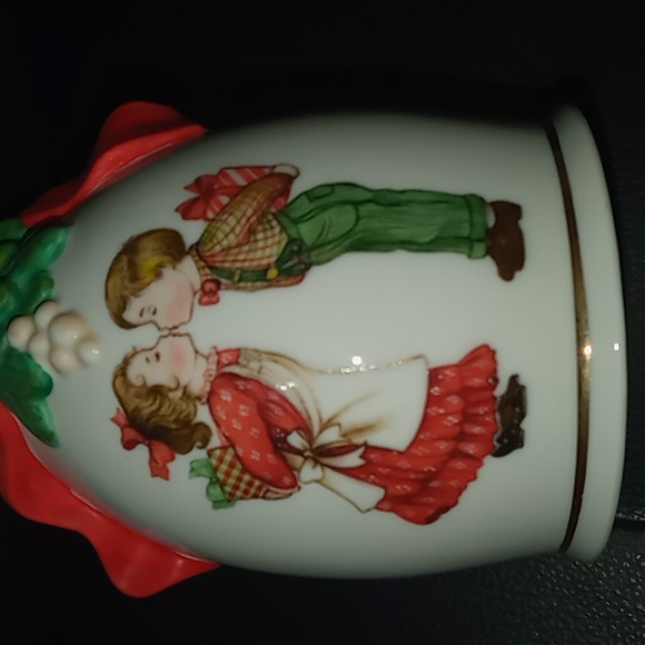 NEW AVON 1989 PORCELAIN CHRISTMAS BELL - Picture 9 of 11
